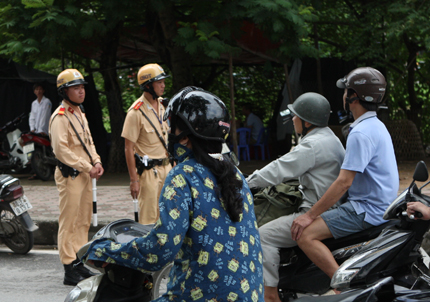 D&acirc;n ngỡ ng&agrave;ng v&igrave; bị cảnh s&aacute;t giao th&ocirc;ng kiểm tra mũ bảo hiểm 10