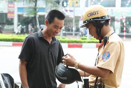 D&acirc;n ngỡ ng&agrave;ng v&igrave; bị cảnh s&aacute;t giao th&ocirc;ng kiểm tra mũ bảo hiểm 2