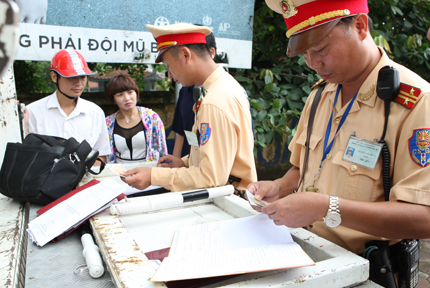 D&acirc;n ngỡ ng&agrave;ng v&igrave; bị cảnh s&aacute;t giao th&ocirc;ng kiểm tra mũ bảo hiểm 6