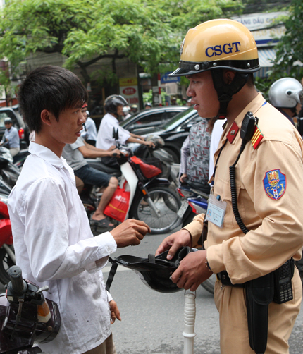 D&acirc;n ngỡ ng&agrave;ng v&igrave; bị cảnh s&aacute;t giao th&ocirc;ng kiểm tra mũ bảo hiểm 4