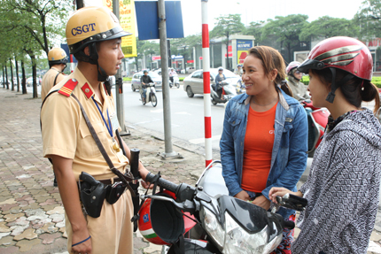 D&acirc;n ngỡ ng&agrave;ng v&igrave; bị cảnh s&aacute;t giao th&ocirc;ng kiểm tra mũ bảo hiểm 3