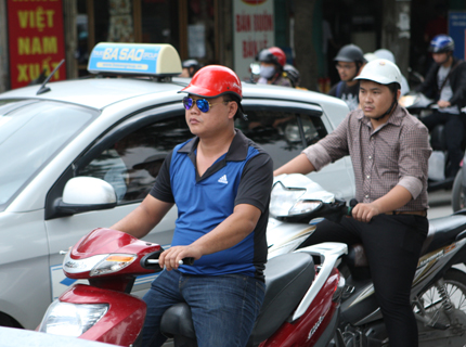 D&acirc;n ngỡ ng&agrave;ng v&igrave; bị cảnh s&aacute;t giao th&ocirc;ng kiểm tra mũ bảo hiểm 9