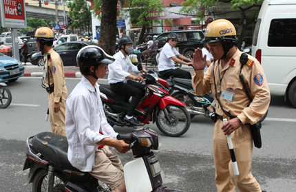 D&acirc;n ngỡ ng&agrave;ng v&igrave; bị cảnh s&aacute;t giao th&ocirc;ng kiểm tra mũ bảo hiểm 8