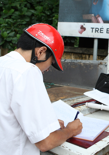 D&acirc;n ngỡ ng&agrave;ng v&igrave; bị cảnh s&aacute;t giao th&ocirc;ng kiểm tra mũ bảo hiểm 7