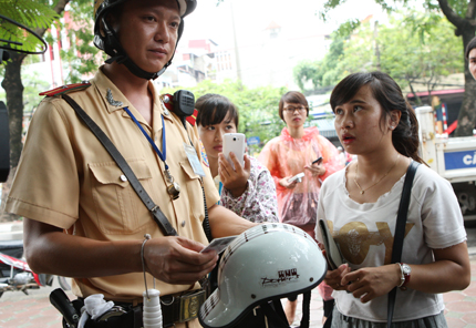 D&acirc;n ngỡ ng&agrave;ng v&igrave; bị cảnh s&aacute;t giao th&ocirc;ng kiểm tra mũ bảo hiểm 5