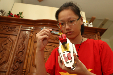 Nghệ nhân làm tàu thủy sắt tây duy nhất ở đất Hà thành 8 Nghệ nhân làm tàu thủy sắt tây duy nhất ở đất Hà thành 8