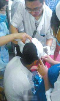 Kỳ lạ bị dao cắm s&acirc;u v&agrave;o đầu hơn 10 cm vẫn đi lại, n&oacute;i cười 2