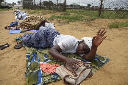 Hình ảnh kinh hoàng về diễn biến dịch Ebola tuần qua 10