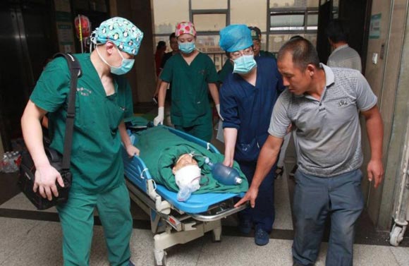 Kỳ lạ bị dao cắm s&acirc;u v&agrave;o đầu hơn 10 cm vẫn đi lại, n&oacute;i cười 3
