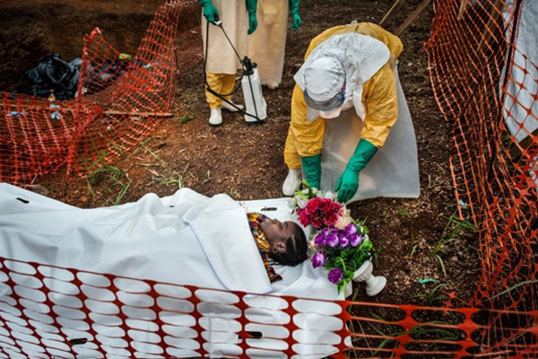 Hình ảnh kinh hoàng về diễn biến dịch Ebola tuần qua 4