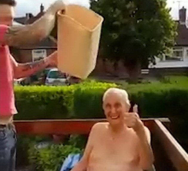 Cụ ông 102 tuổi cũng tham gia thử thách dội nước đá 1