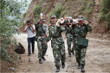 Khóc ngất vì mất người thân trong trận động đất ở Vân Nam, Trung Quốc 12