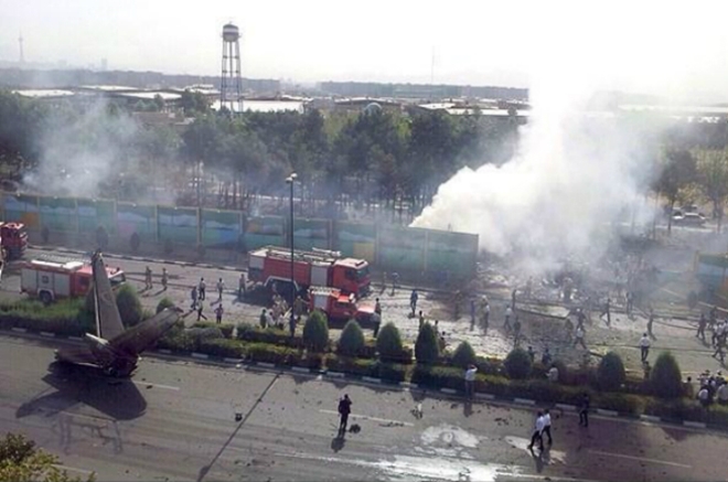 Toàn cảnh hiện trường máy bay chở khách Iran gặp nạn 1 Toàn cảnh hiện trường máy bay chở khách Iran gặp nạn 1