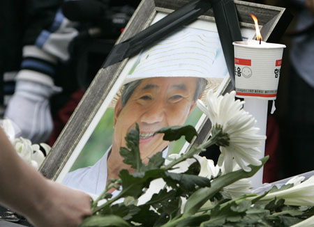 Ảnh: Người H&agrave;n Quốc tưởng nhớ &ocirc;ng Roh Moo-Huyn 1