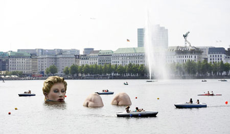 Mỹ nữ khổng lồ 'tắm tiên' ở Đức 4