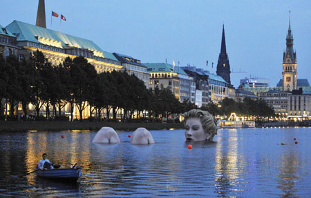 Mỹ nữ khổng lồ 'tắm tiên' ở Đức 6