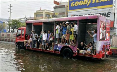 Những phương tiện di chuyển đặc biệt trong lũ Th&aacute;i Lan 2