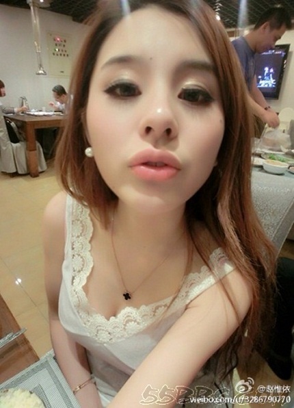 Hot girl gây sốc với loạt ảnh khoe ngực lộ liễu 9