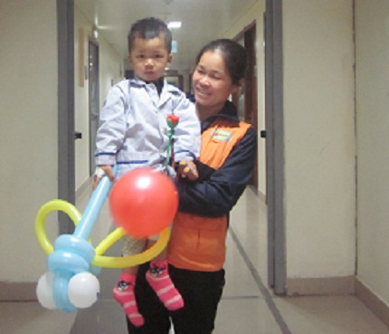 Thương lắm Tết về sớm tr&ecirc;n giường bệnh nhi 15
