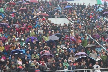 H&agrave;ng vạn người đổ về Ph&uacute;c Thọ xem c&aacute;c "&ocirc;ng tr&acirc;u" quyết sinh tử 1