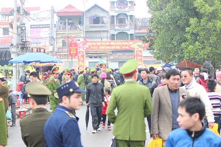H&agrave;ng vạn người đổ về Ph&uacute;c Thọ xem c&aacute;c "&ocirc;ng tr&acirc;u" quyết sinh tử 5