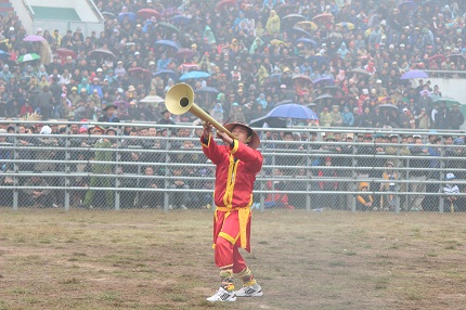 H&agrave;ng vạn người đổ về Ph&uacute;c Thọ xem c&aacute;c "&ocirc;ng tr&acirc;u" quyết sinh tử 2