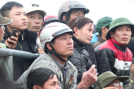 H&agrave;ng vạn người đổ về Ph&uacute;c Thọ xem c&aacute;c "&ocirc;ng tr&acirc;u" quyết sinh tử 3