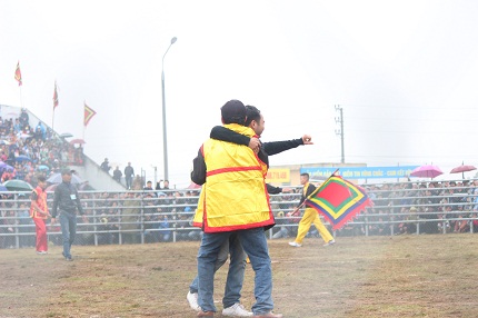 H&agrave;ng vạn người đổ về Ph&uacute;c Thọ xem c&aacute;c "&ocirc;ng tr&acirc;u" quyết sinh tử 9