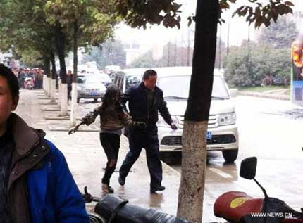 Xe buýt cháy ngùn ngụt giữa phố, 40 người thương vong 1 Xe buýt cháy ngùn ngụt giữa phố, 40 người thương vong 1