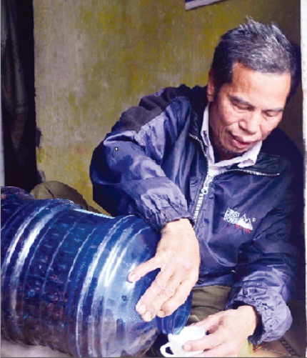 Kỳ dị người đ&agrave;n &ocirc;ng 30 năm nếm thuốc trừ s&acirc;u 1