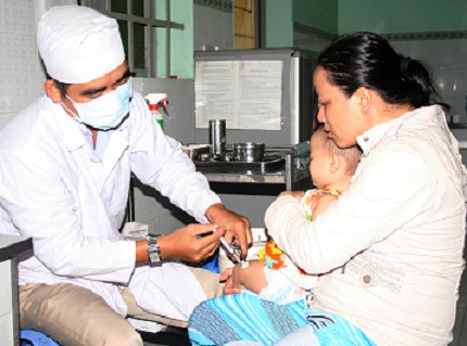 Phụ huynh lo lắng vì “cháy” vaccine tiêm dịch vụ 1