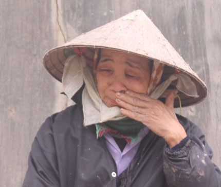 X&atilde; c&oacute; hơn 30 người đi&ecirc;n v&agrave; lời đồn bị &ldquo;phạt&rdquo; v&igrave; kho&eacute;t n&uacute;i x&acirc;y nh&agrave; 2