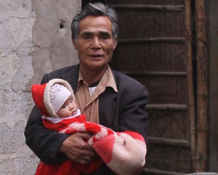 X&atilde; c&oacute; hơn 30 người đi&ecirc;n v&agrave; lời đồn bị &ldquo;phạt&rdquo; v&igrave; kho&eacute;t n&uacute;i x&acirc;y nh&agrave; 1