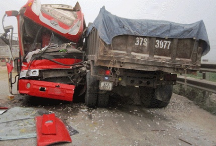 H&agrave;nh kh&aacute;ch hoảng hốt v&igrave; xe kh&aacute;ch &ldquo;đối đầu&rdquo; xe tải 1