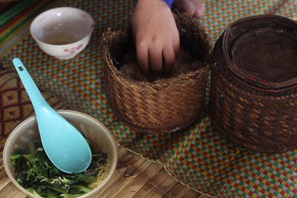 Những đứa trẻ vật lộn với con chữ ở lòng hồ Bản Vẽ 2