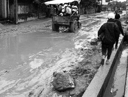 Đường tiến độ &ldquo;r&ugrave;a&rdquo;, học sinh đến trường bằng xe c&ocirc;ng n&ocirc;ng 1