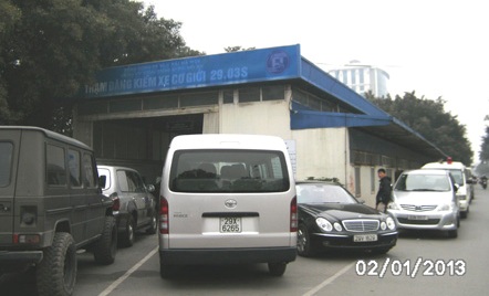 Người d&acirc;n chen ch&uacute;c đ&oacute;ng quỹ bảo tr&igrave; đường bộ 1