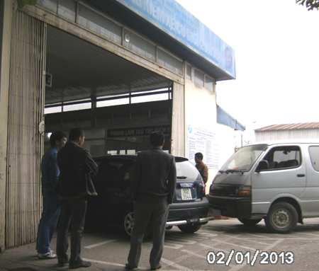 Người d&acirc;n chen ch&uacute;c đ&oacute;ng quỹ bảo tr&igrave; đường bộ 2