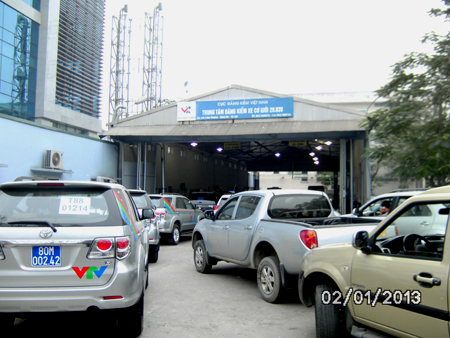 Người d&acirc;n chen ch&uacute;c đ&oacute;ng quỹ bảo tr&igrave; đường bộ 3