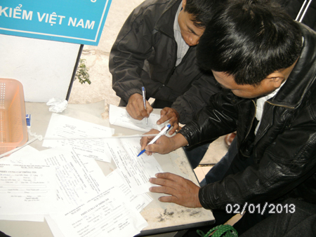 Người d&acirc;n chen ch&uacute;c đ&oacute;ng quỹ bảo tr&igrave; đường bộ 5