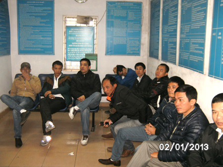 Người d&acirc;n chen ch&uacute;c đ&oacute;ng quỹ bảo tr&igrave; đường bộ 6