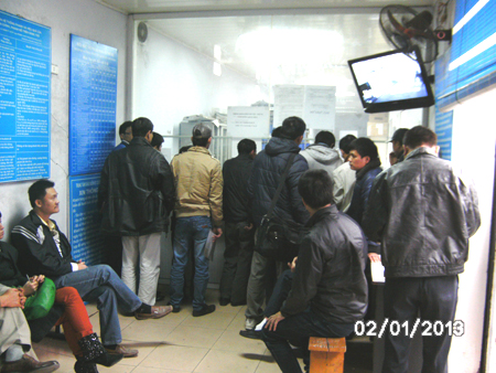 Người d&acirc;n chen ch&uacute;c đ&oacute;ng quỹ bảo tr&igrave; đường bộ 7