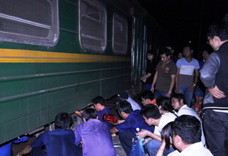 B&agrave;ng ho&agrave;ng lời kể của h&agrave;nh kh&aacute;ch vụ t&agrave;u Bắc-Nam trật b&aacute;nh 1