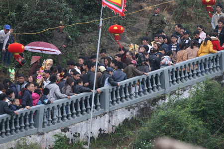 Vạ vật đi lễ đầu năm 4