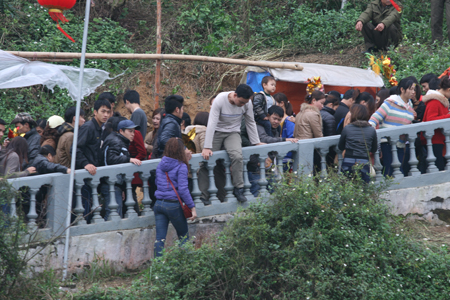 Vạ vật đi lễ đầu năm 5