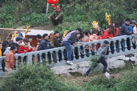 Vạ vật đi lễ đầu năm 6