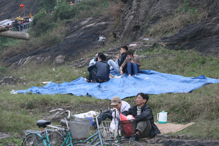 Vạ vật đi lễ đầu năm 2