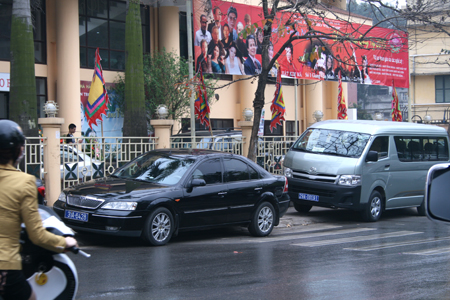 &ldquo;B&atilde;o&rdquo; xe c&ocirc;ng đổ bộ tr&agrave;n lan tr&ecirc;n phố cấm 2