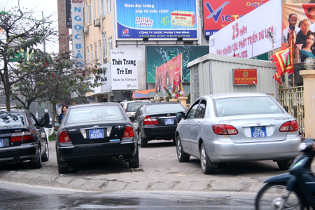 &ldquo;B&atilde;o&rdquo; xe c&ocirc;ng đổ bộ tr&agrave;n lan tr&ecirc;n phố cấm 4