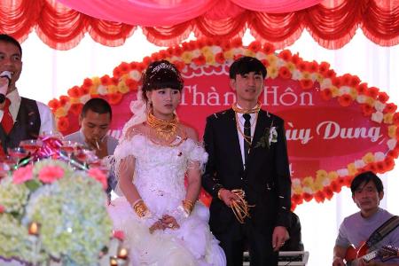 Tái xuất đám cưới “khủng” với đầy vàng và siêu xe tại phố núi Hà Tĩnh 3